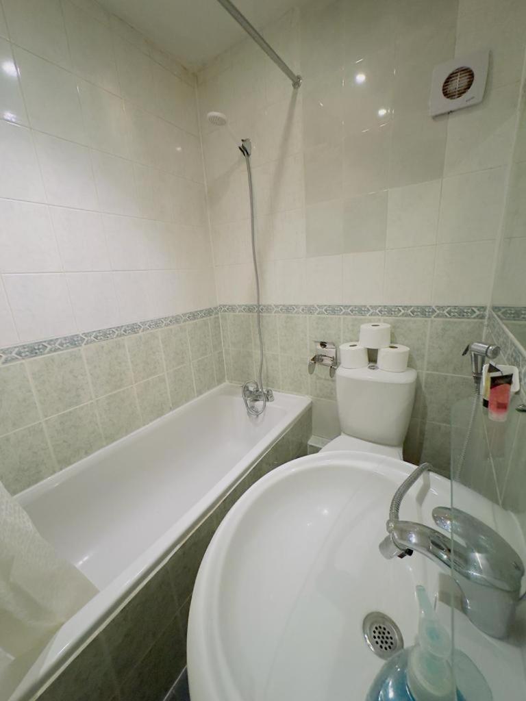 Bright Budget Studio Apartment In Central Londra Dış mekan fotoğraf